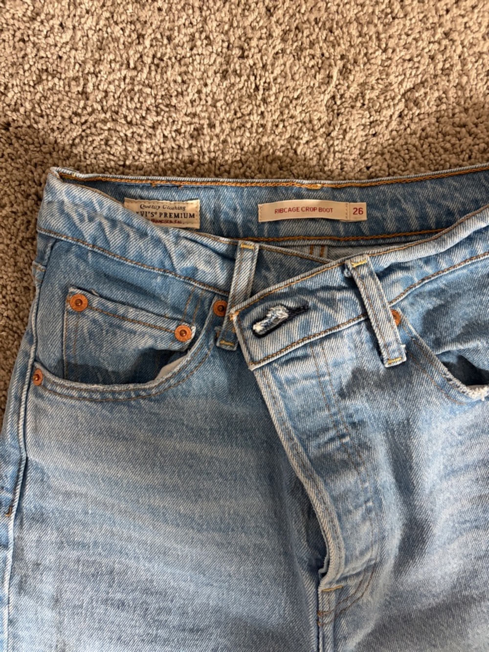 Levi’s rib cage crop boot size 26 jeans light wash